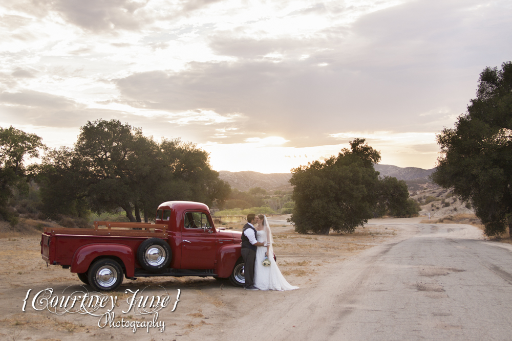 minneapolis rustic country barn country wedding photographer