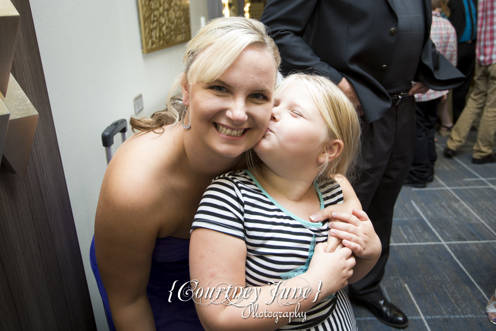 bloomington-hilton-minneapolis-hilton-purgatory-creek-park-wedding-photographer-27