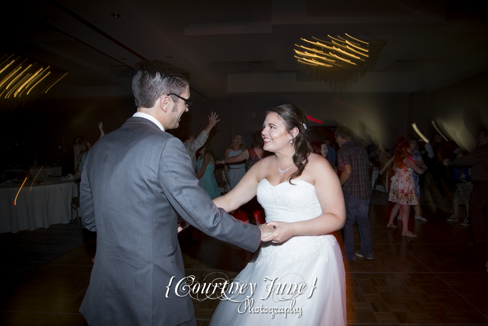 bloomington-hilton-minneapolis-hilton-purgatory-creek-park-wedding-photographer-39