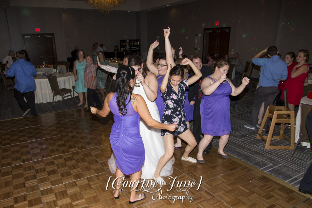 bloomington-hilton-minneapolis-hilton-purgatory-creek-park-wedding-photographer-45