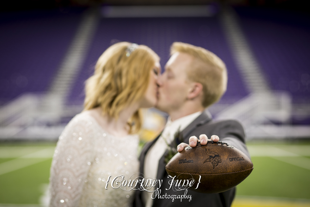 03us-bank-stadium-vikings-minneapolis-mill-city-stone-arch-bridge-minneapolis-wedding-photographer-151