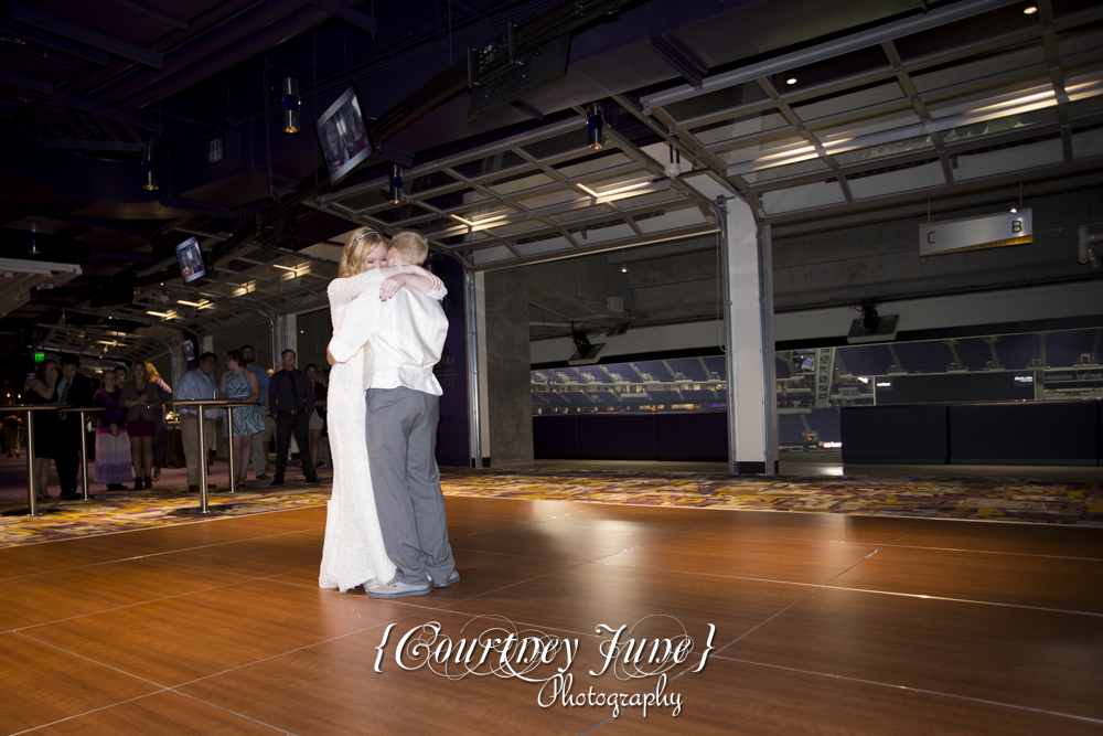us-bank-stadium-vikings-minneapolis-mill-city-stone-arch-bridge-minneapolis-wedding-photographer-205