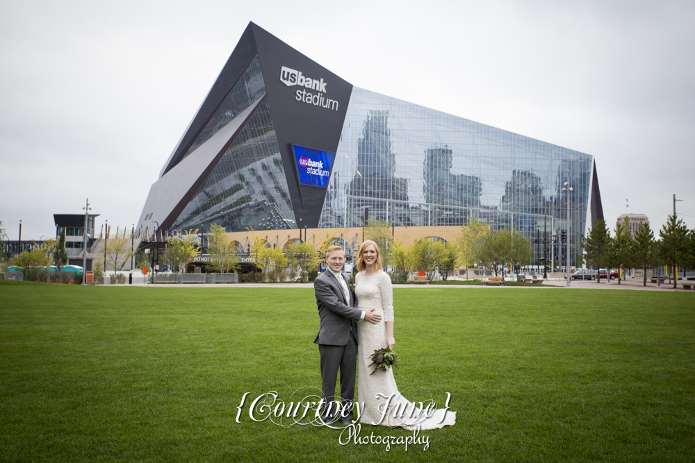 us-bank-stadium-vikings-minneapolis-mill-city-stone-arch-bridge-minneapolis-wedding-photographer-48