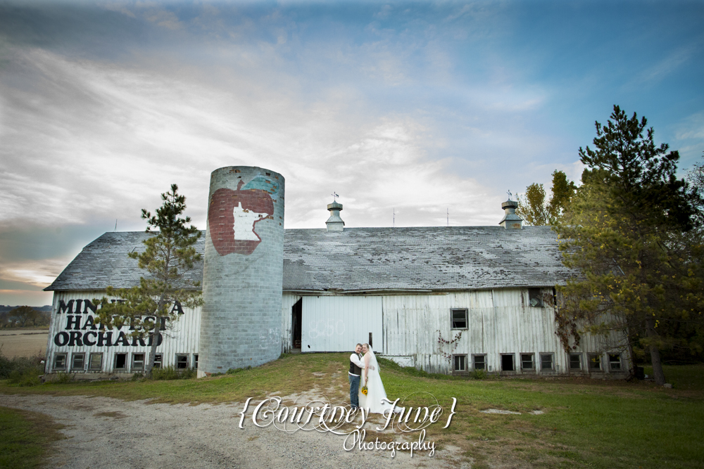 minnesota-harvest-apple-orchard-jordan-minneapolis-wedding-photography-02