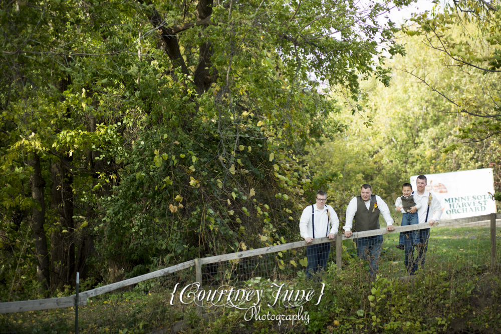 minnesota-harvest-apple-orchard-jordan-minneapolis-wedding-photography-27